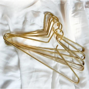 Vânt de aur alamă rack pentru haine simple de design de haine, suport de metal este